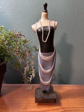 (UT) The Latest Thing • “High Society” Mini Mannequin Figurine